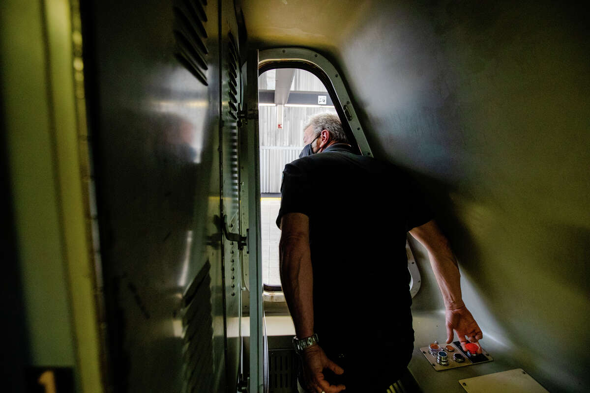 El operador del tren BART, Greg Meyer, mira por la ventana de la cabina antes de cerrar las puertas del tren BART.