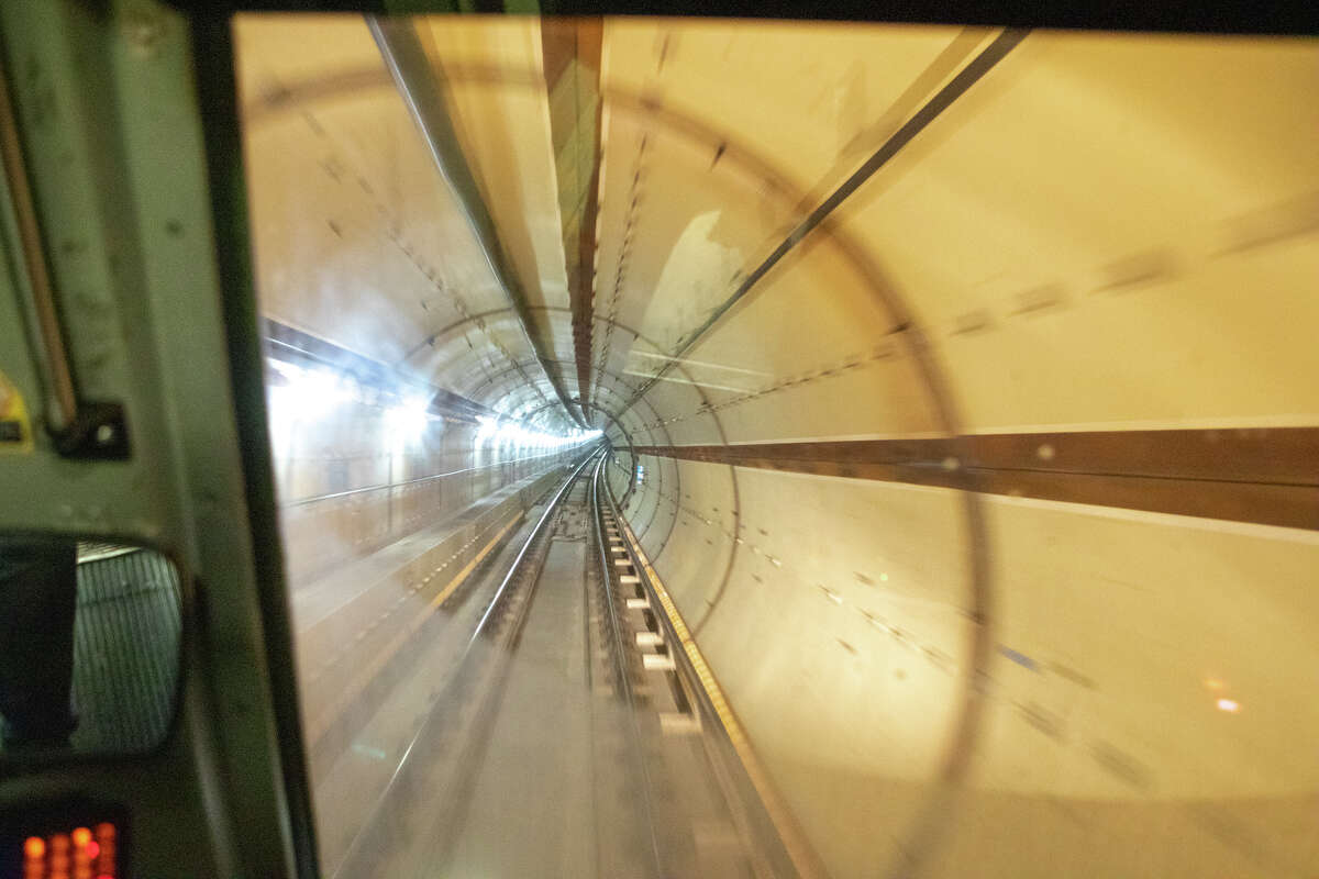 La vista del Transbay Tube desde la cabina del operador del tren BART.