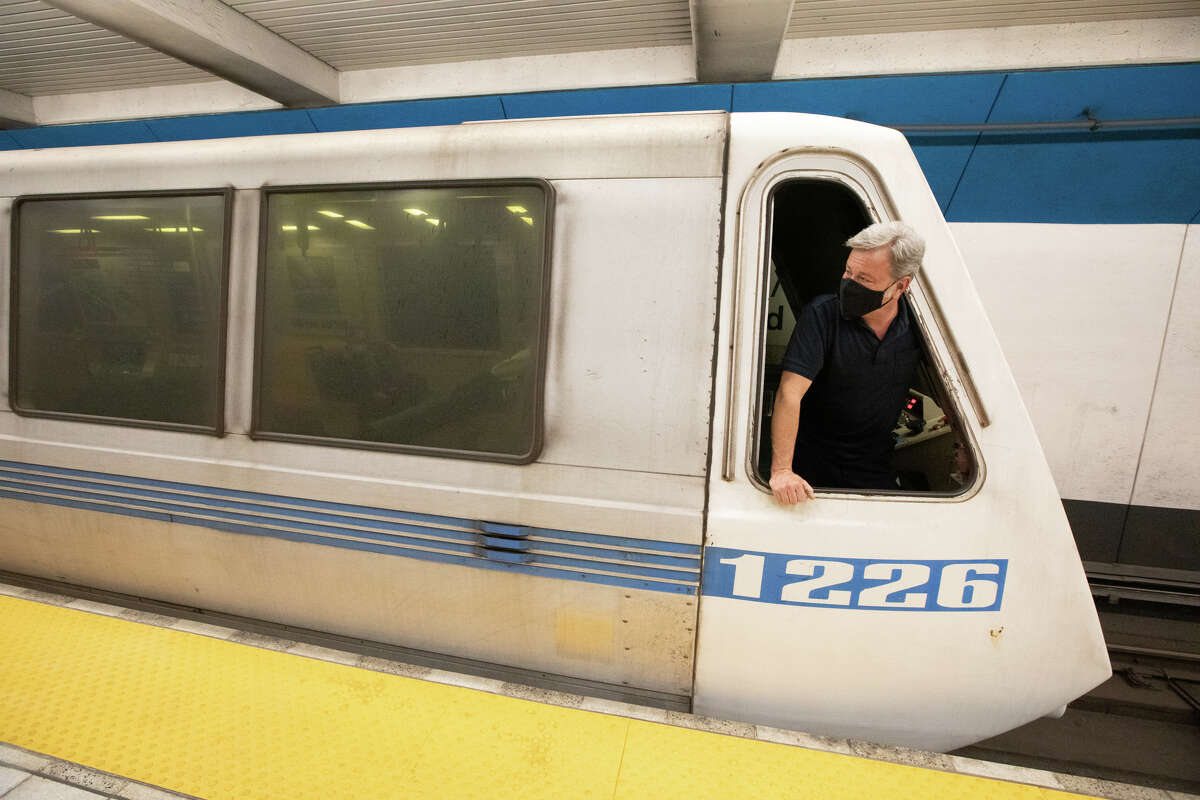 El operador del tren BART, Greg Meyer, mira a lo largo de su tren en la estación de la calle 19 de Oakland para ver si hay pasajeros subiendo al tren.
