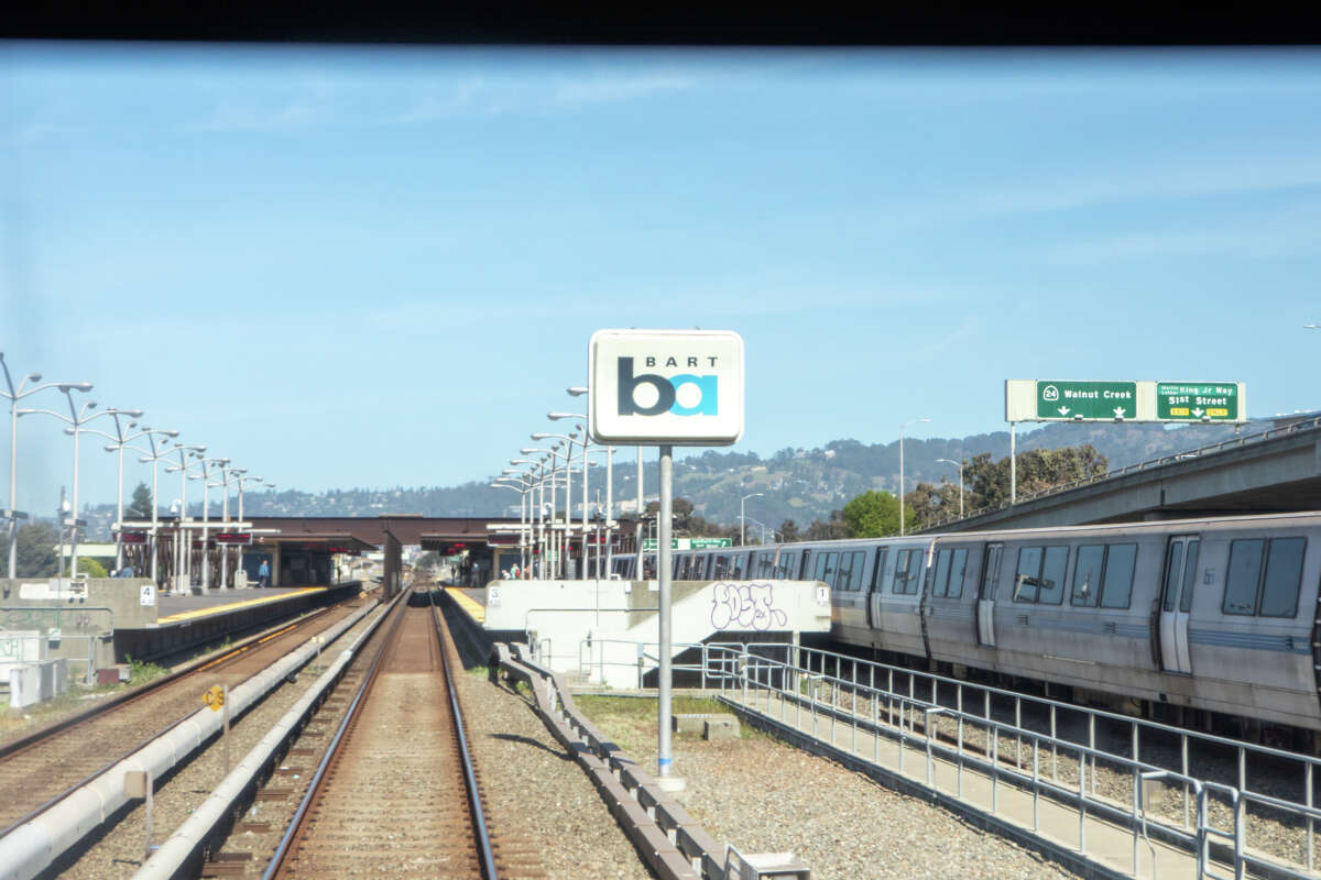 La vista de la cabina del operador de trenes BART Greg Meyer cuando el tren ingresa a la estación MacArthur.