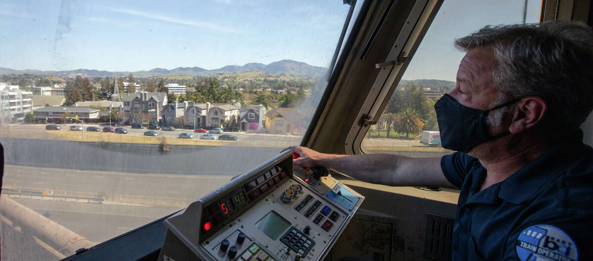 Con Mount Diablo visible en la distancia, el operador de trenes BART Greg Meyer conduce un tren en una porción de vía elevada a lo largo de la I-580 en Walnut Creek.