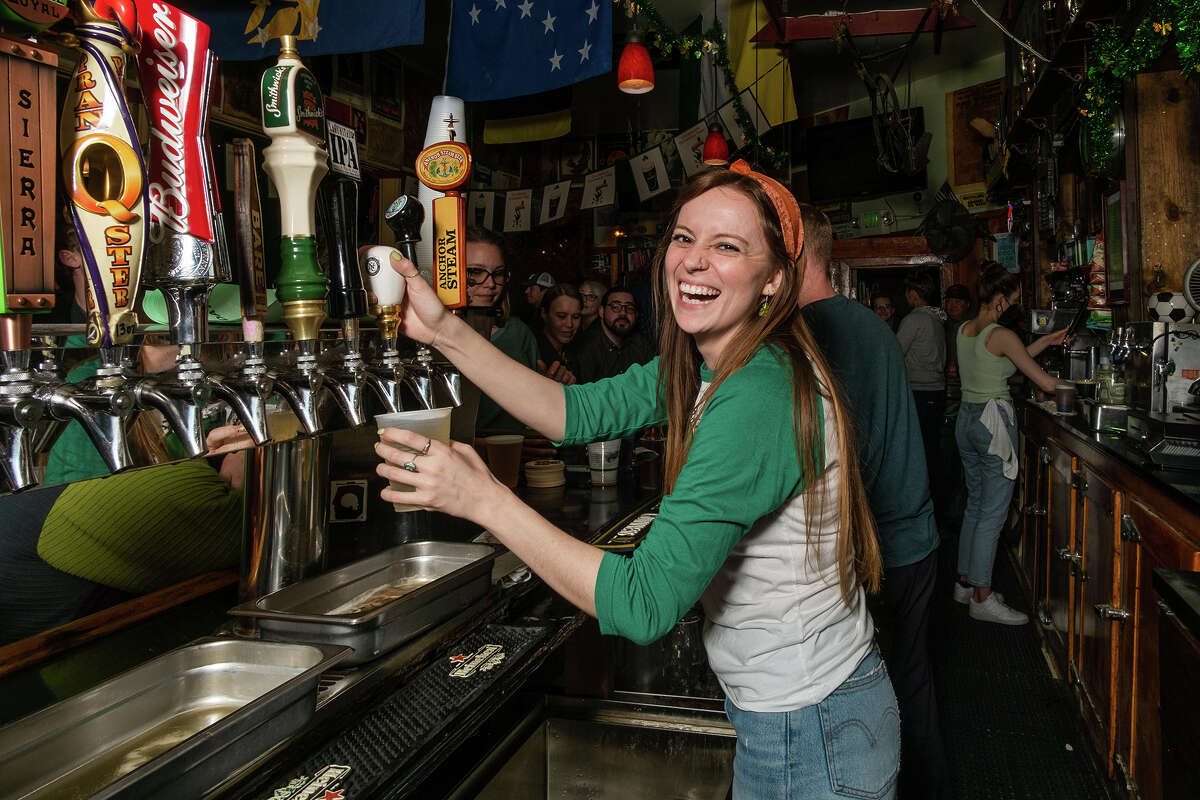 Jenna Bettencourt, maestra de escuela primaria en Berkeley, vierte un trago el día de San Patricio en The Starry Plough. Salió de su jubilación como coctelería para ayudar al dueño y amigo Shahin Naima con la gran reapertura en las vacaciones.