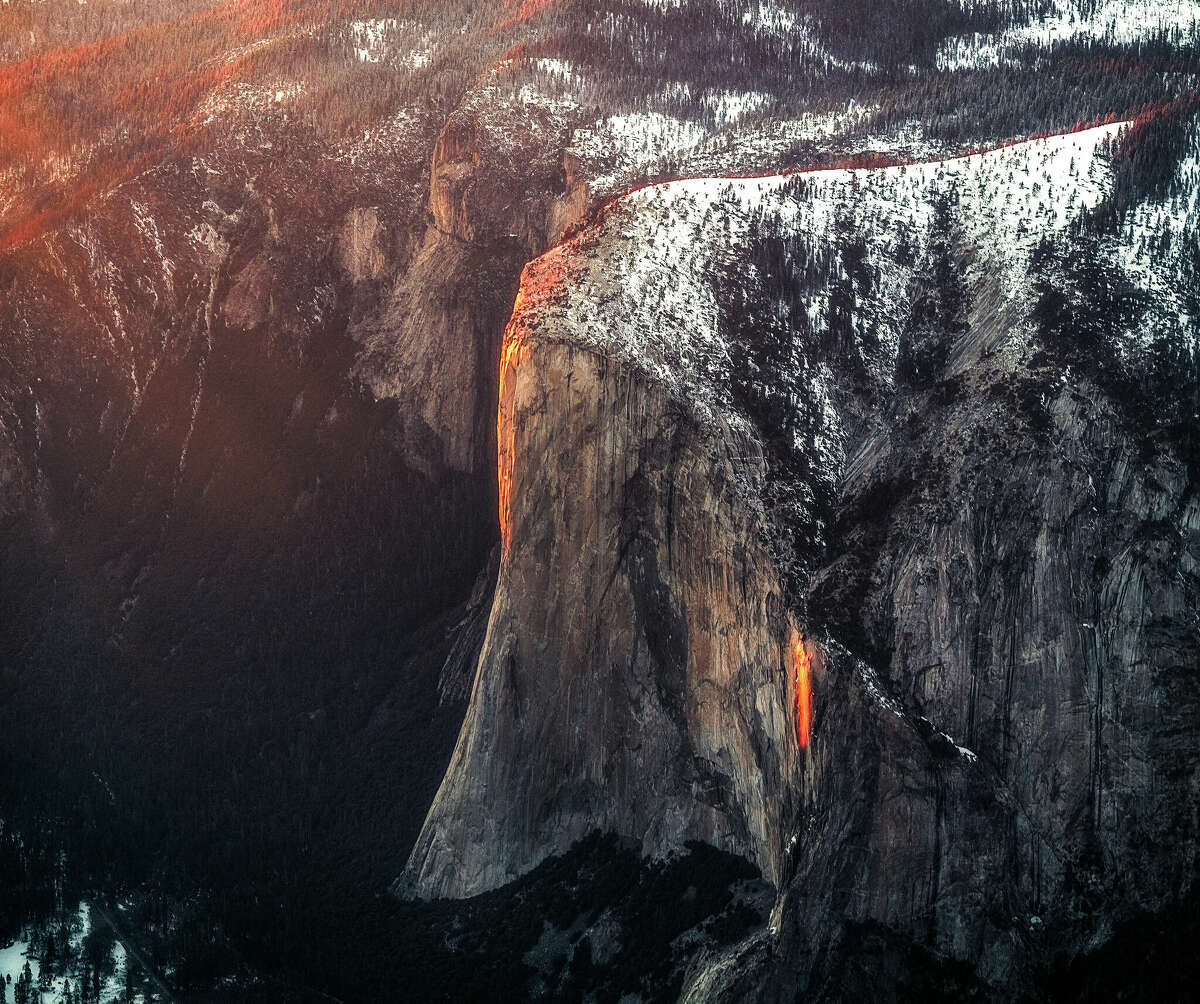 La cascada de fuego de Yosemite, vista desde un avión sobre el parque. 