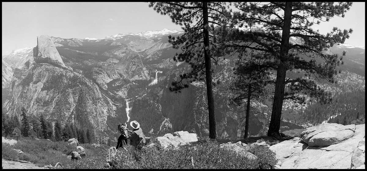 Ansel Adams toma una fotografía en Washburn Point, Parque Nacional Yosemite, en 1978.
