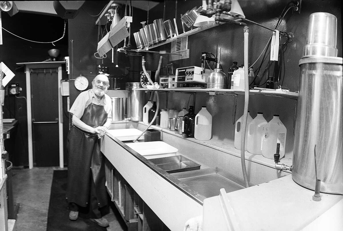 Ansel Adams en el cuarto oscuro construido según sus especificaciones en su casa de Carmel Highlands en 1983.