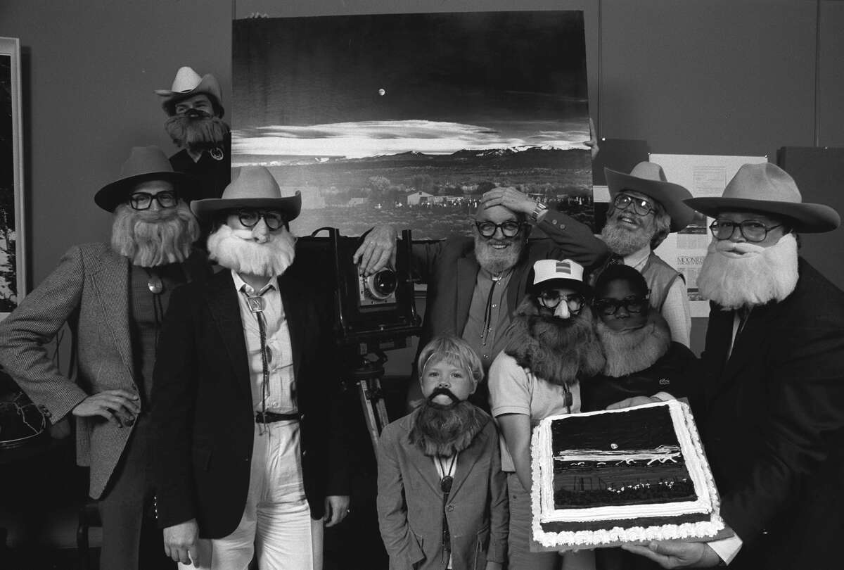 Ansel Adams en una fiesta para celebrar el 40 aniversario de su fotografía "Moonrise, Hernandez". Se decora un pastel con la foto y los invitados se visten como Adams.