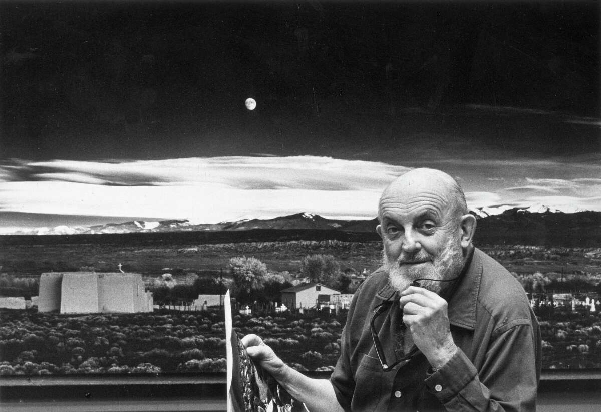 Retrato del fotógrafo estadounidense Ansel Adams (1902-1984) en 1974 frente a su fotografía de paisaje "Moonrise, Hernandez", en su casa de Carmel Highlands. Sostiene una impresión fotográfica en una mano y sus anteojos en la otra.