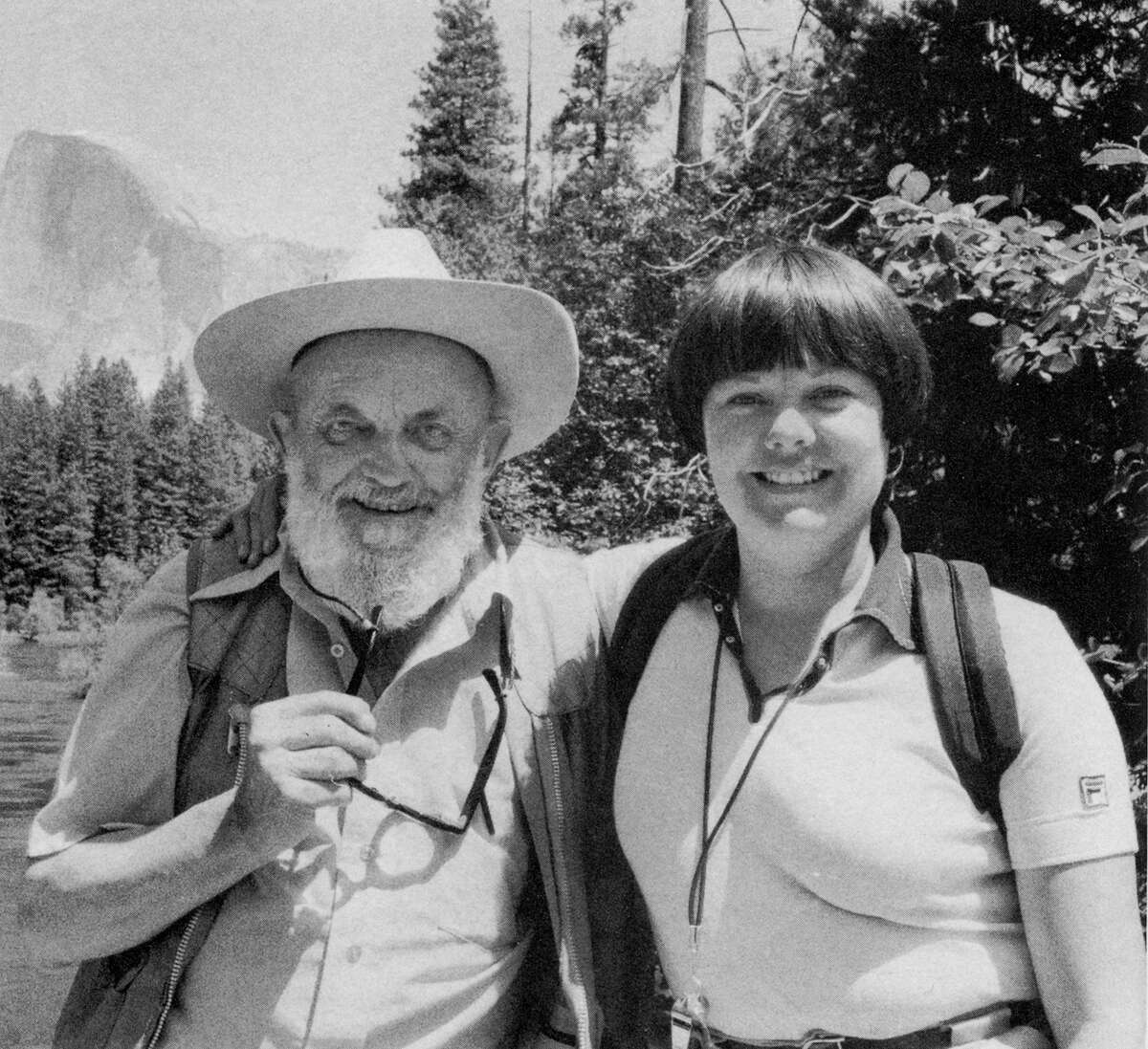 Ansel Adams y su coautora y amiga cercana Mary Alinder hacen una caminata por el Parque Nacional Yosemite en 1980.