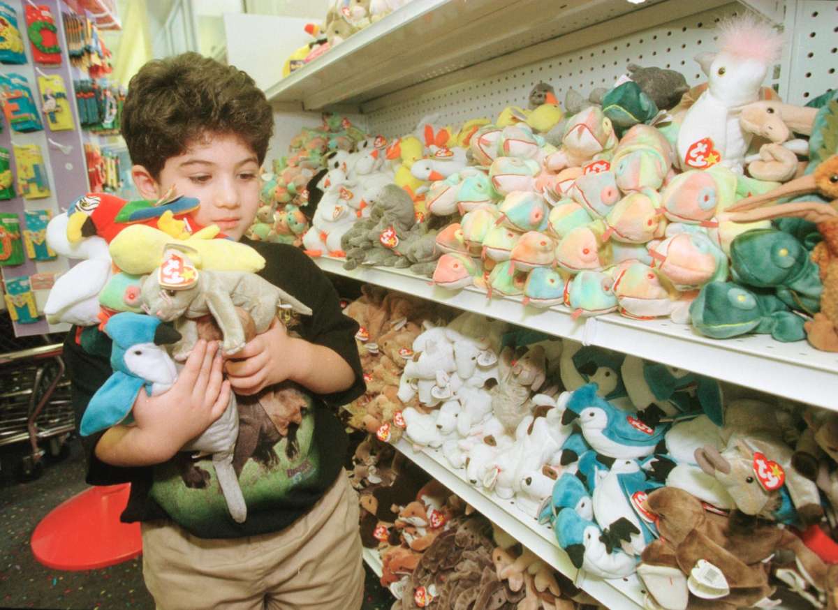 Adam Kalina, de 5 años, tiene los brazos llenos de Beanie Babies mientras compraba con su madre en la tienda de juguetes Zany Brainy en Brentwood, Missouri, el 2 de septiembre de 1999. En ese momento, Ty, Inc. dijo que retiraría el peluche. juguetes a fin de año, lo que provocó que los clientes pulularan en las tiendas de regalos. Según los informes, esta tienda de juguetes solo permitió la compra de 12 Beanie Babies por cliente. 