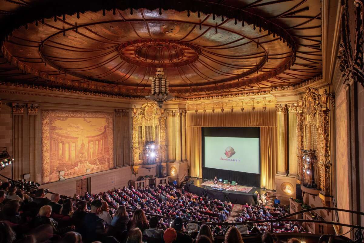 El interior del Teatro Castro durante un evento en vivo reciente con el podcaster Jon Lovett ("Pod Save America", "Lovett or Leave It"). 