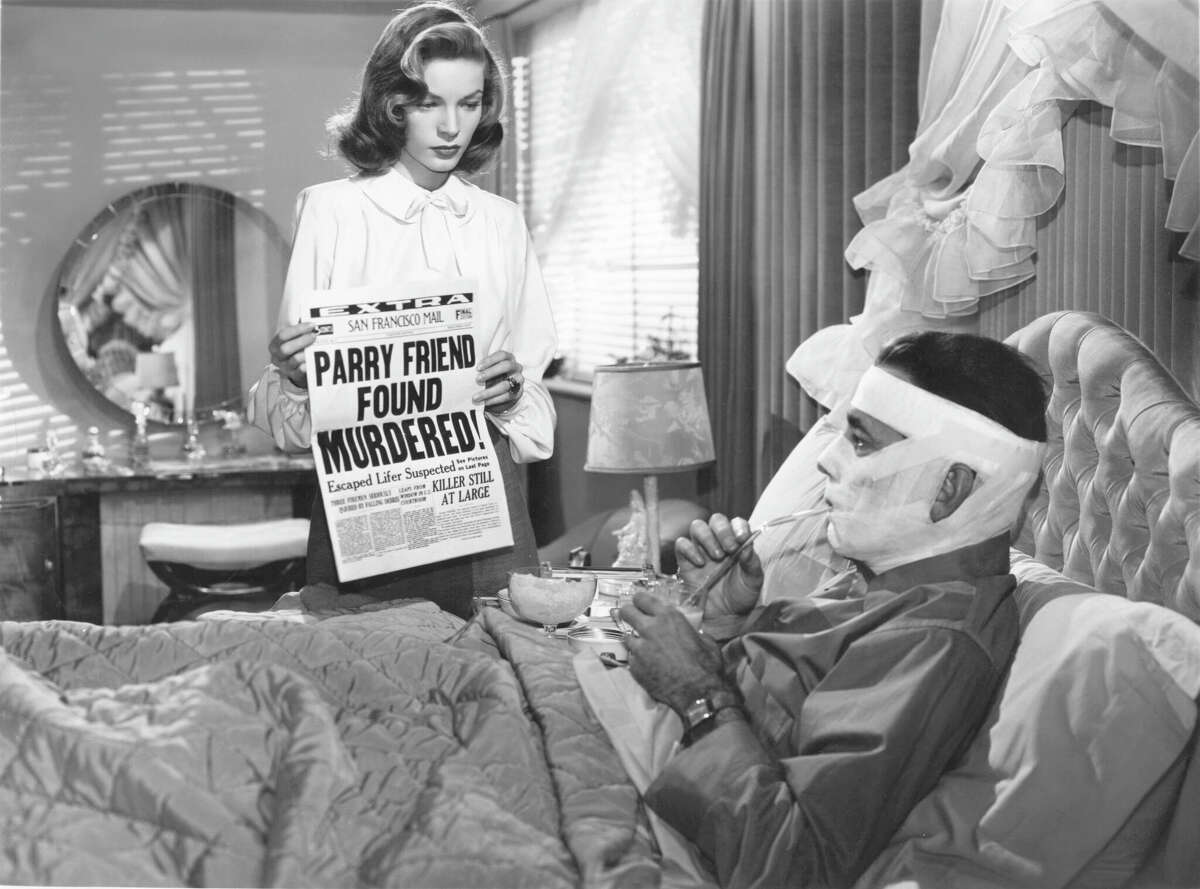 La actriz estadounidense Lauren Bacall y su esposo Humphrey Bogart en el set de "Dark Passage", basada en la novela de David Goodis y dirigida por Delmer Daves. (Foto de Warner Bros. Pictures/Sunset Boulevard/Corbis vía Getty Images)