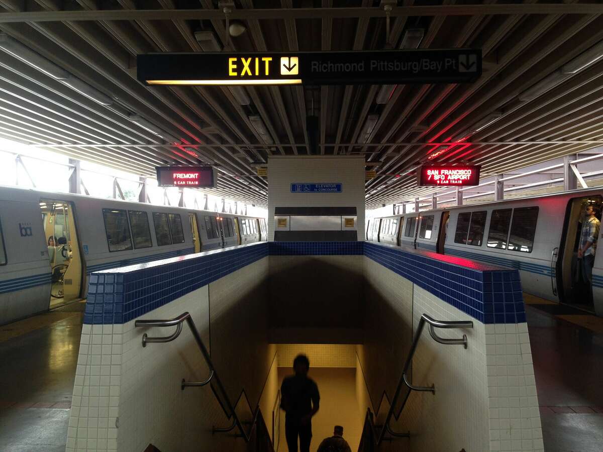 Dos trenes BART llegan a la estación MacArthur en Oakland, California.