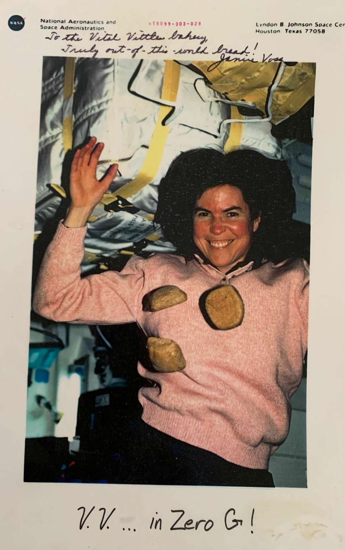 Vital Vittles en una misión de la NASA: la astronauta Janice Voss se llevó pan con ella al espacio exterior en 2000. 