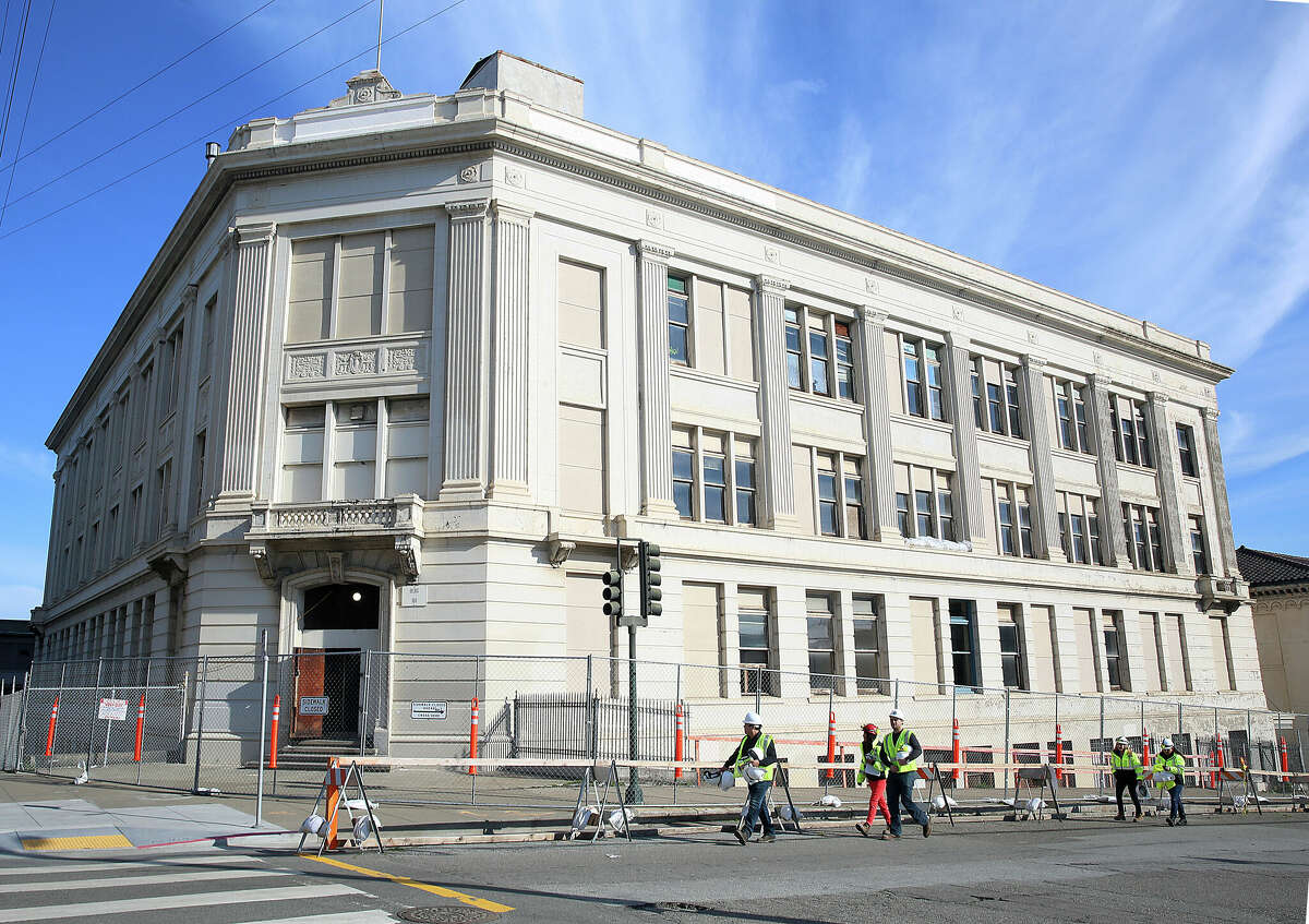 Una vista de esquina del histórico edificio Bethlehem Steel en la esquina de 20th e Illinois en Pier 70 en San Francisco. La foto fue tomada cuando Restoration Hardware compró el edificio en 2016. 