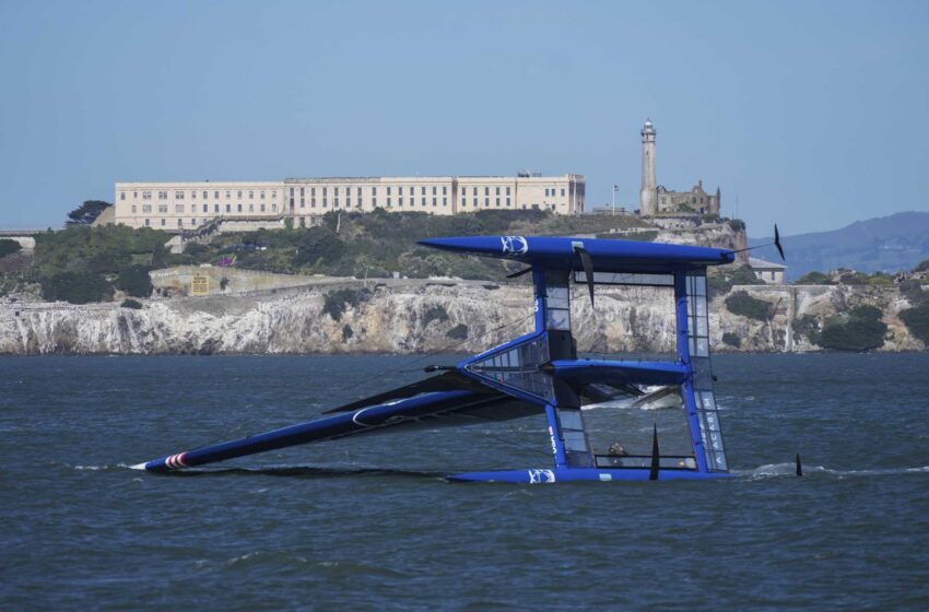  Catamarán de 10 millones de dólares naufraga en la bahía de San Francisco