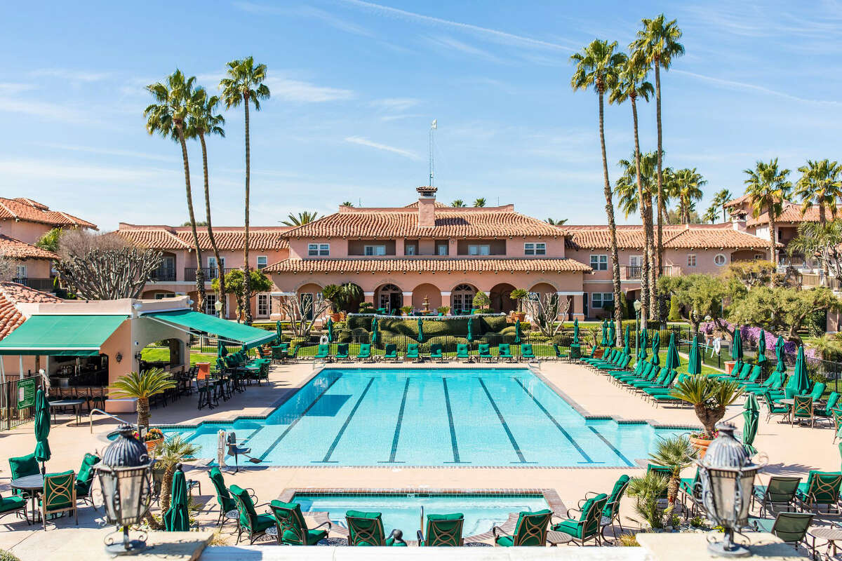 La piscina del Harris Ranch Inn de 153 habitaciones, un oasis justo al lado de la I-5 en Coalinga. 