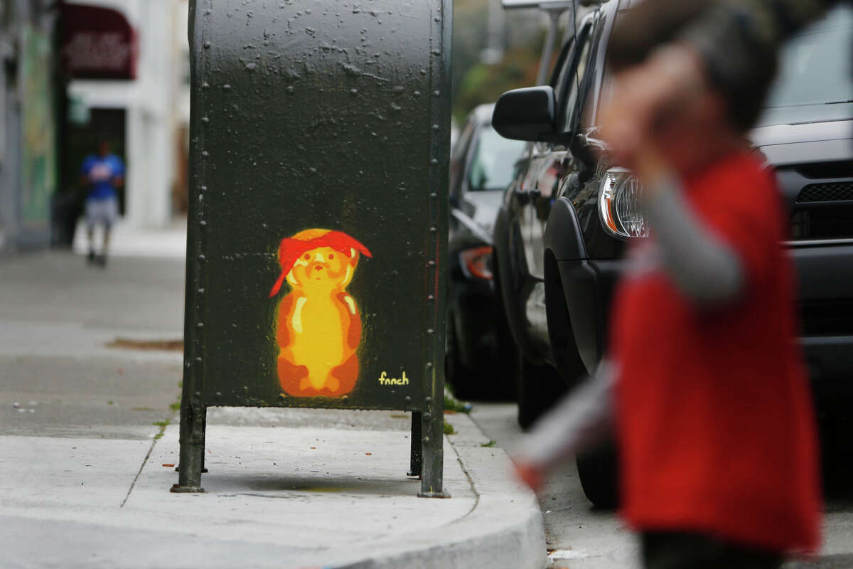 Un oso de miel en un buzón del artista callejero fnnch se ve en la esquina de las calles 19 y Linda el miércoles 27 de mayo de 2015 en San Francisco.