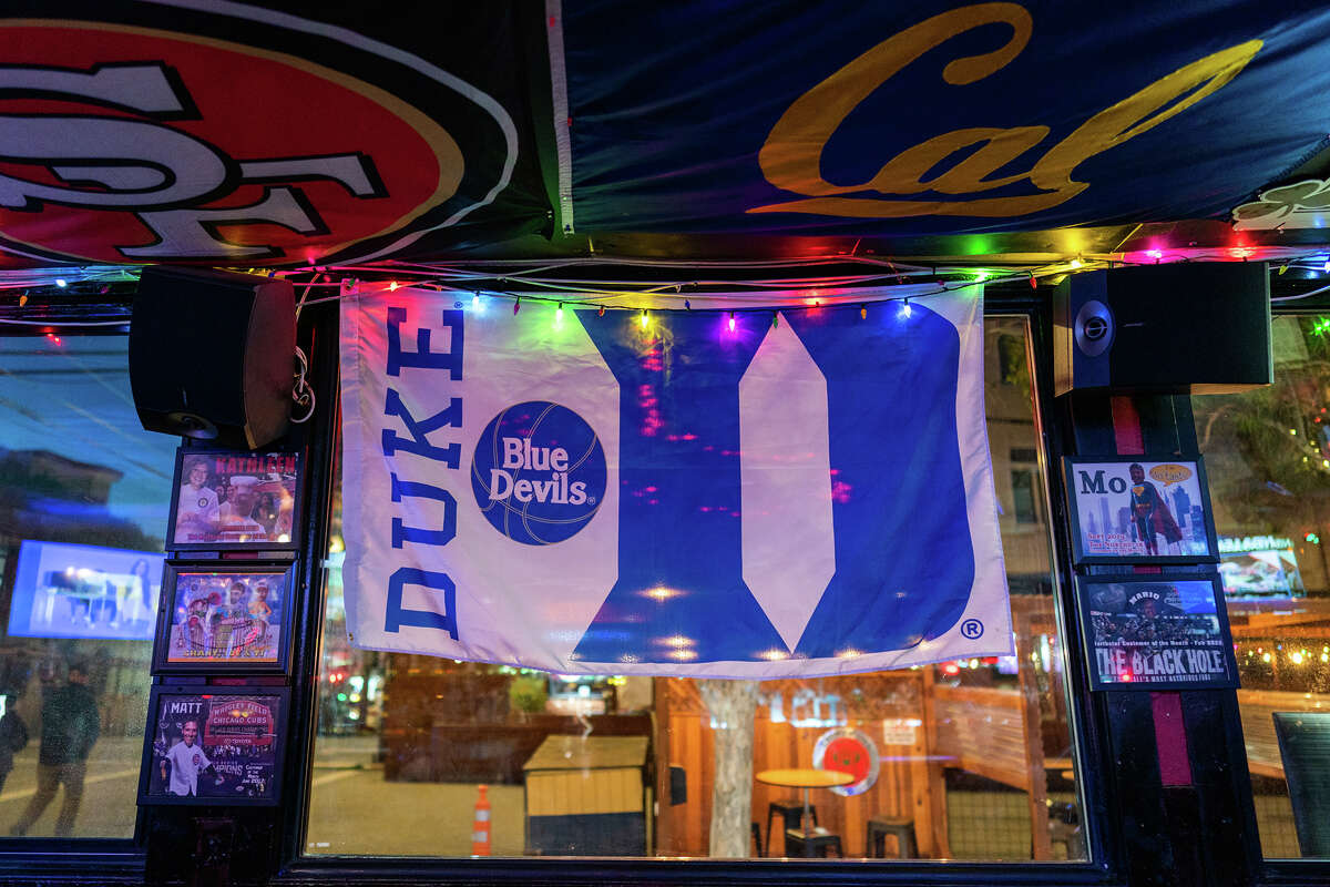 La bandera de los Duke Blue Devils cuelga en el Northstar Cafe en North Beach. 