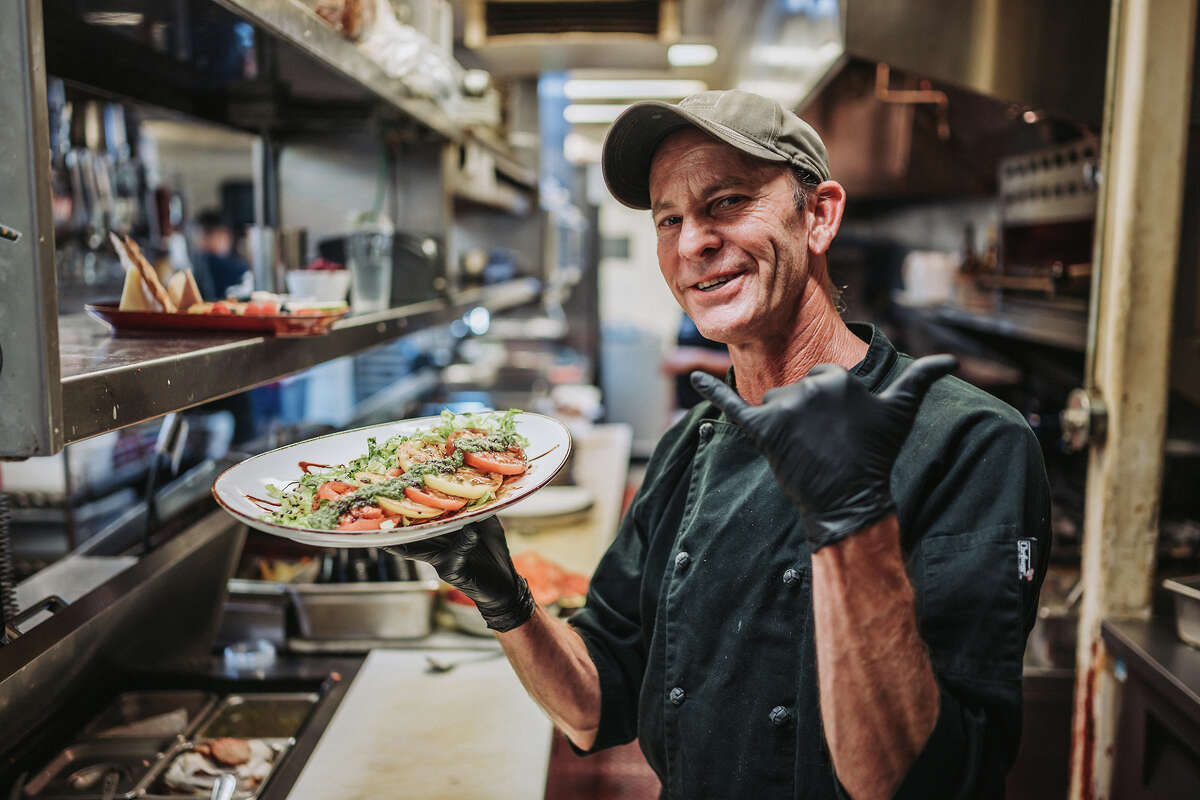 El chef Matt Beckett del restaurante Linn's en Cambria, California.