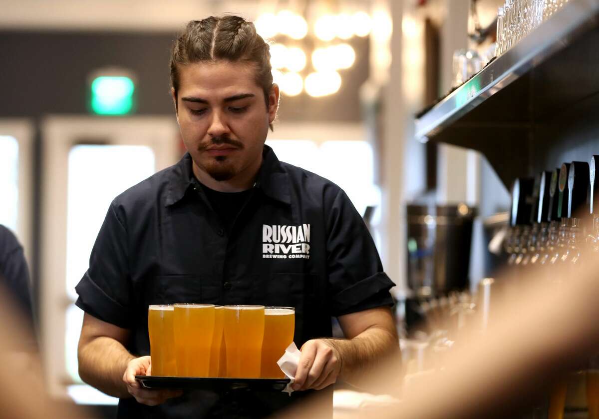 Alan Rodríguez lleva una bandeja de Pliny the Younger de Russian River Brewing en Russian River Brewing Company el 1 de febrero de 2019 en Windsor, California.