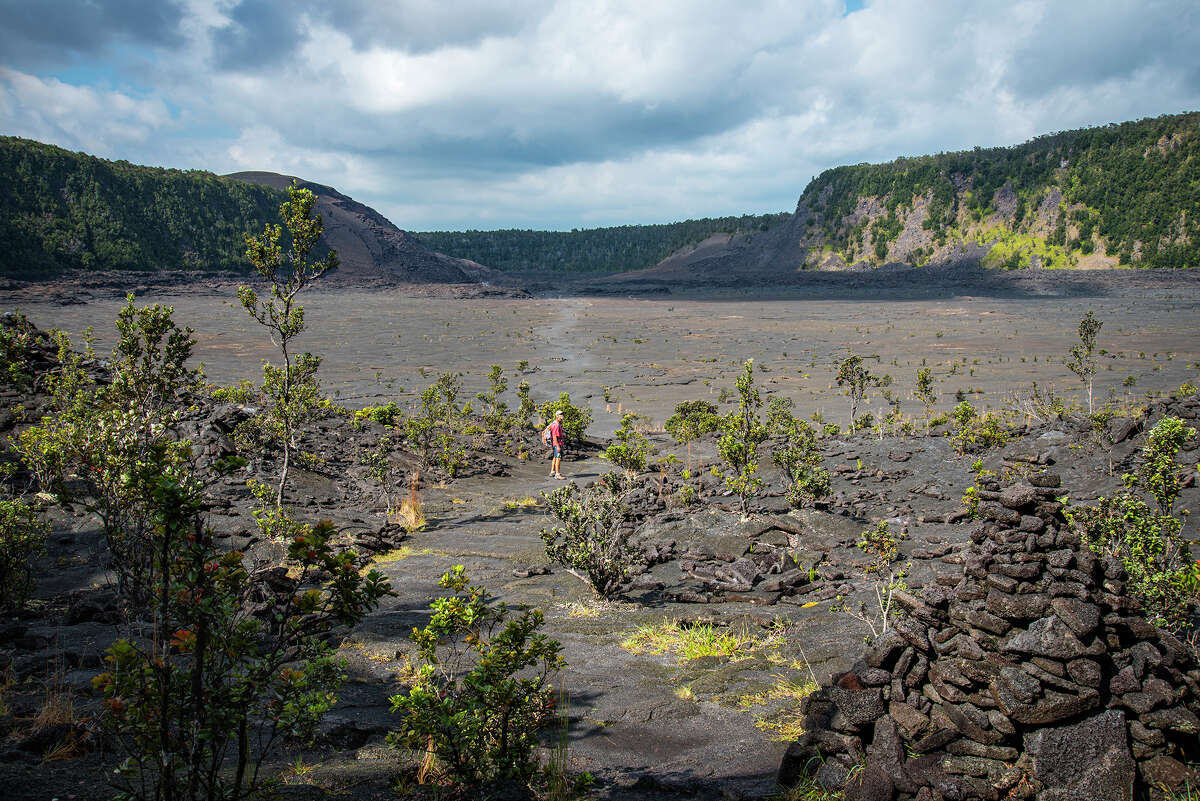 Un excursionista en el Kilauea Iki Trail en el Parque Nacional de los Volcanes de Hawaii en la Isla Grande de Hawaii.