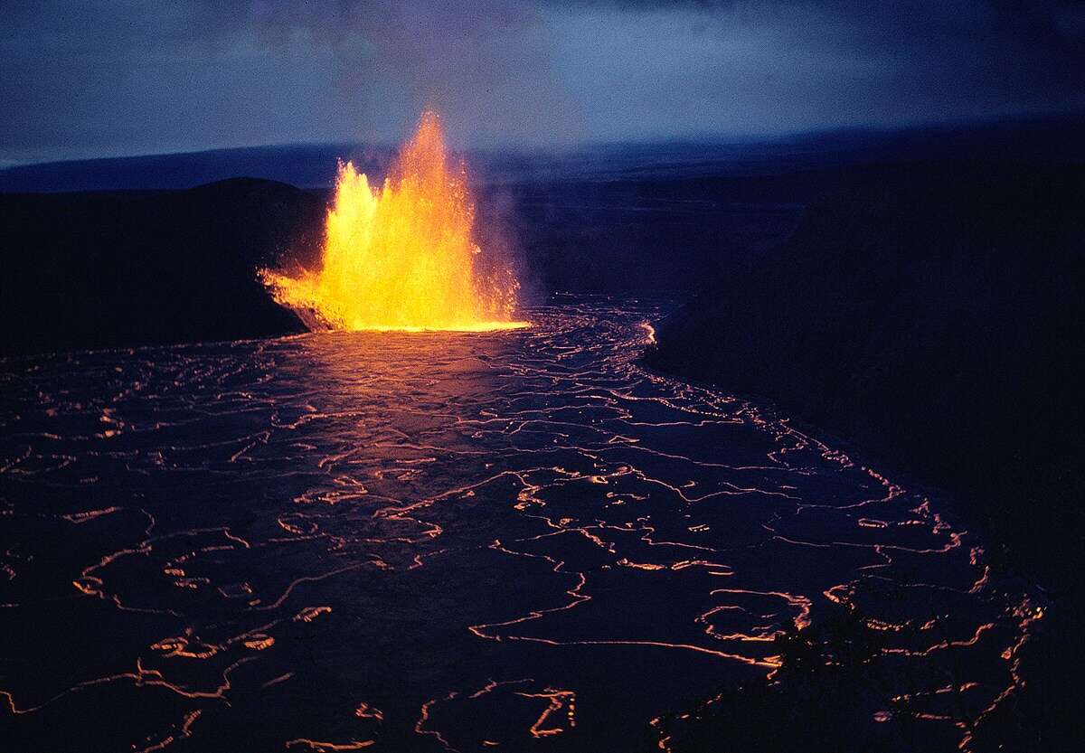La erupción de 1959 de Kilauea Iki cuando la lava surge del respiradero Puupuai. 
