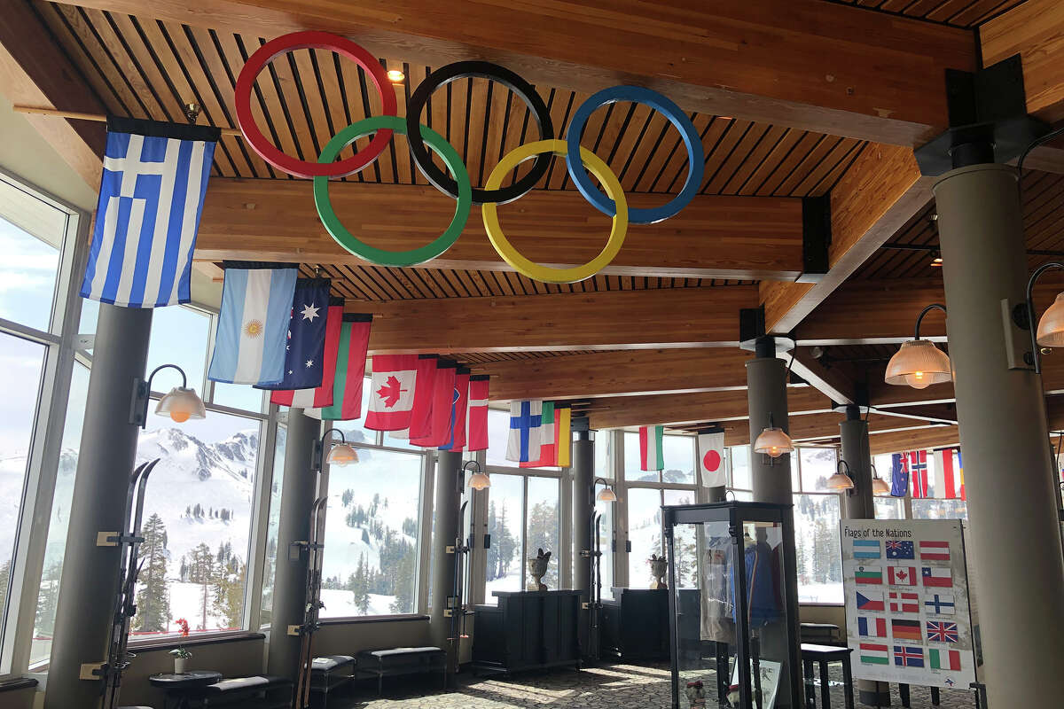 El interior de High Camp, con banderas y otra parafernalia que conmemora la celebración de los Juegos Olímpicos de Invierno de 1960.