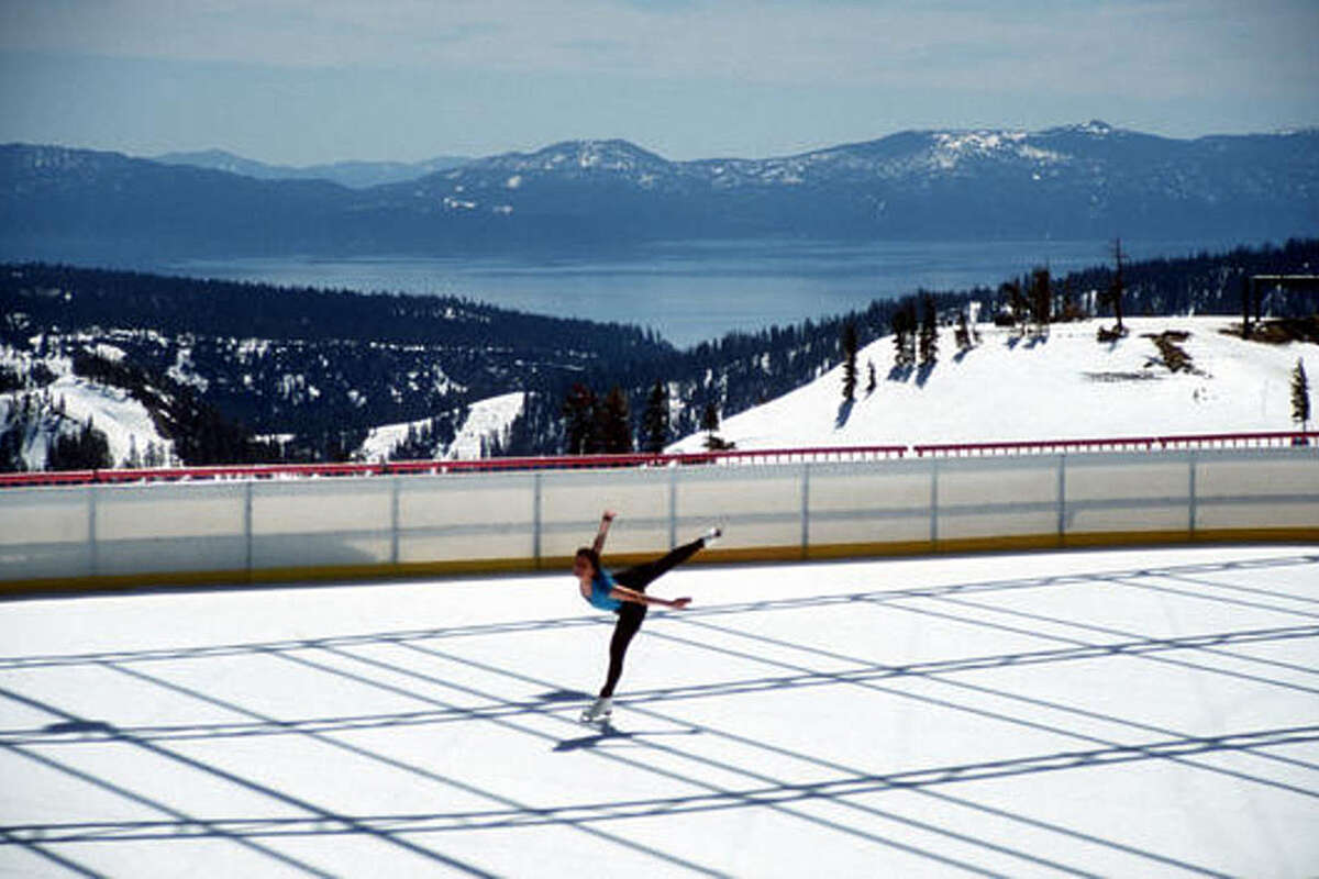Un patinador sobre hielo se desliza por la pista de patinaje sobre hielo de 20,000 pies cuadrados de High Camp a principios de la década de 2000.