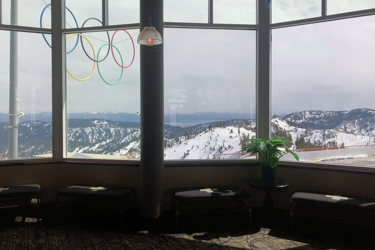 Una vista desde el albergue de esquí High Camp en Tahoe Palisades. 