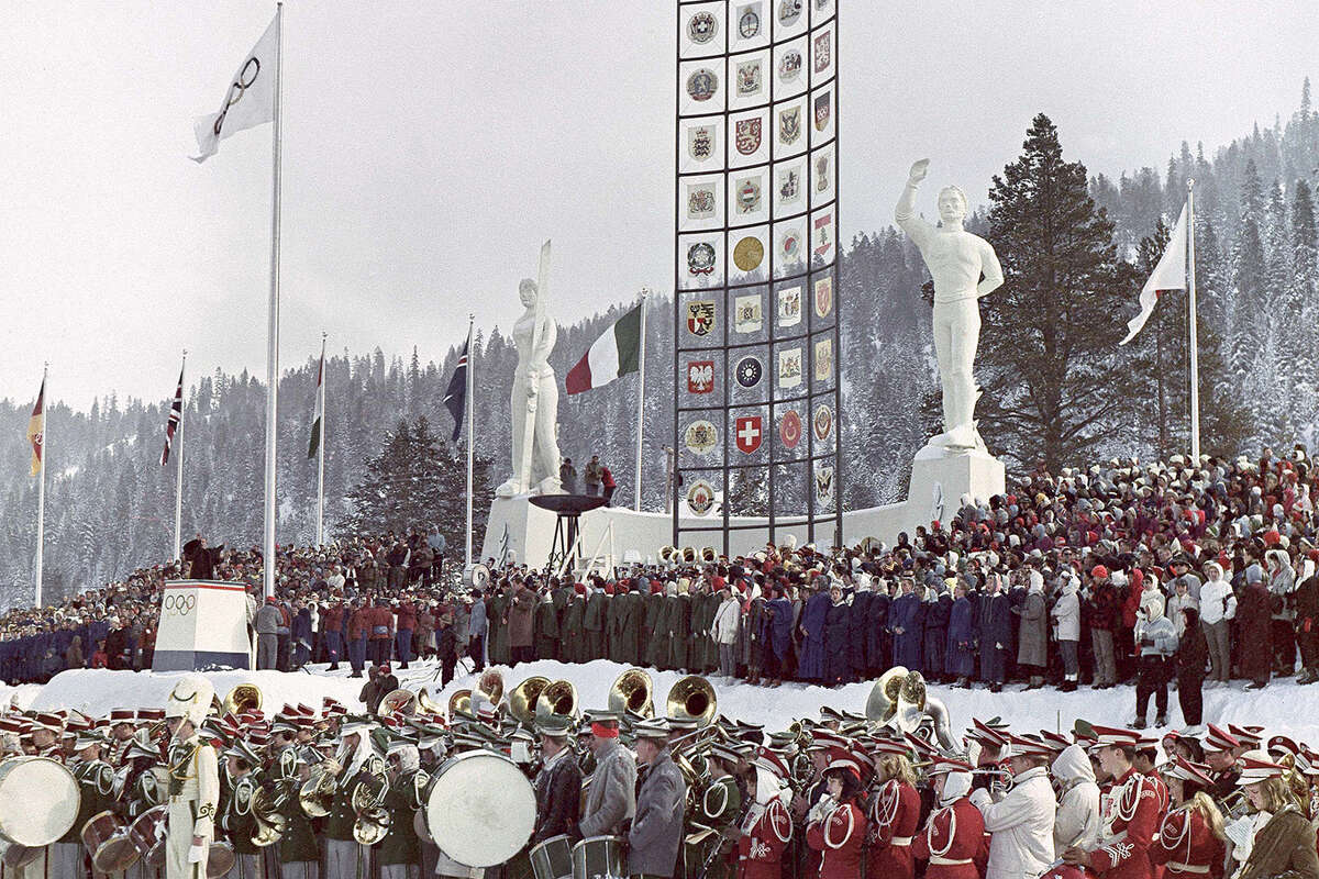 En esta foto de archivo de enero de 1960, multitudes y atletas se reúnen en la arena para la ceremonia de apertura de los Juegos Olímpicos de Invierno en Squaw Valley, que pasó a llamarse Palisades Tahoe en 2021. 