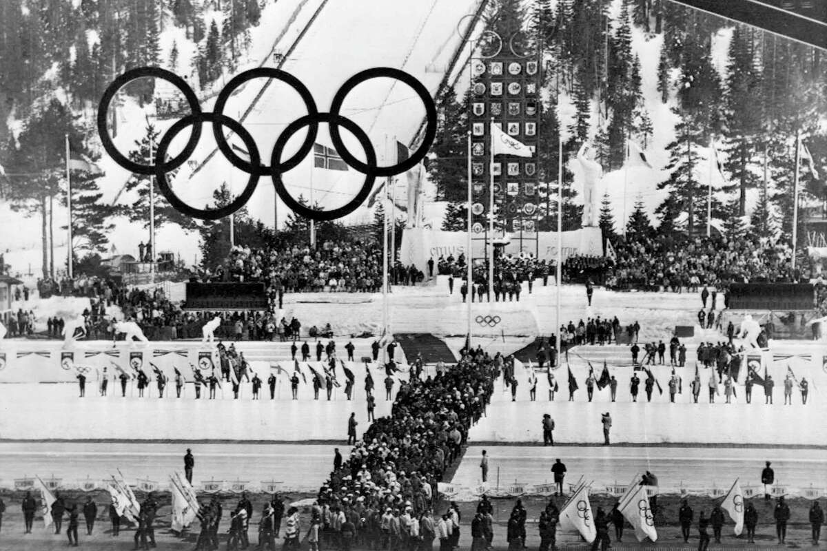 En esta foto del 28 de febrero de 1960, los atletas olímpicos marchan hacia Blyth Arena para la ceremonia de finalización de los VIII Juegos Olímpicos de Invierno, en lo que antes se conocía como Squaw Valley antes de ser rebautizado como Tahoe Palisades en 2021.