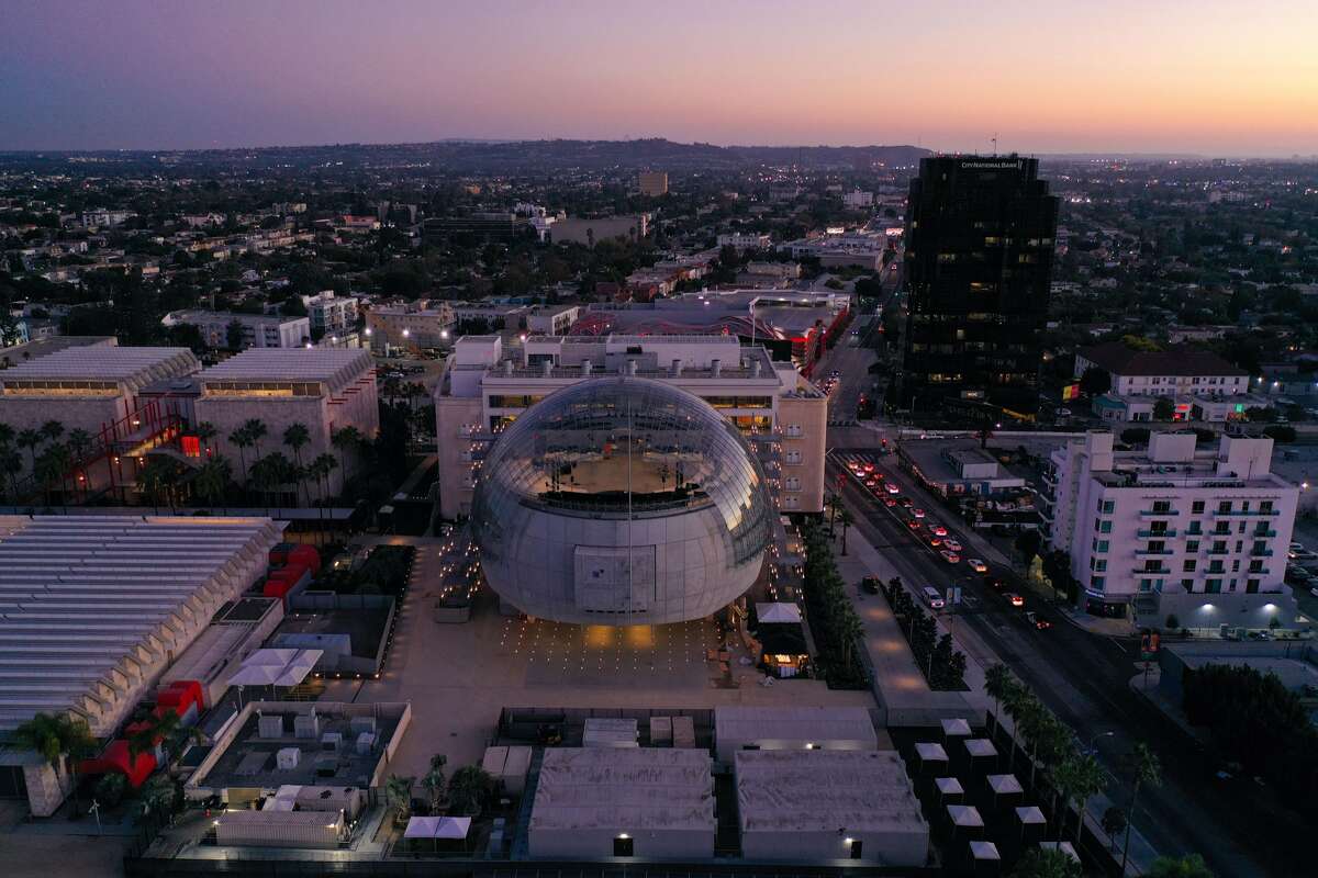 Una vista aérea muestra el nuevo Museo de la Academia de Cine diseñado por el arquitecto italiano Renzo Piano, el 21 de septiembre de 2021 en Los Ángeles, California.