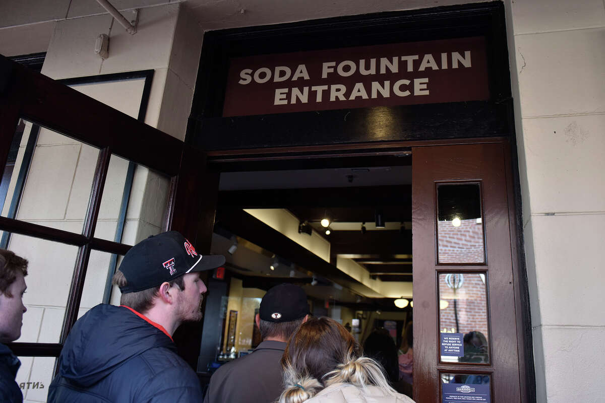Los clientes esperan en fila en el "entrada fuente de soda" pedir helado en la tienda insignia de Ghiardelli en San Francisco. 