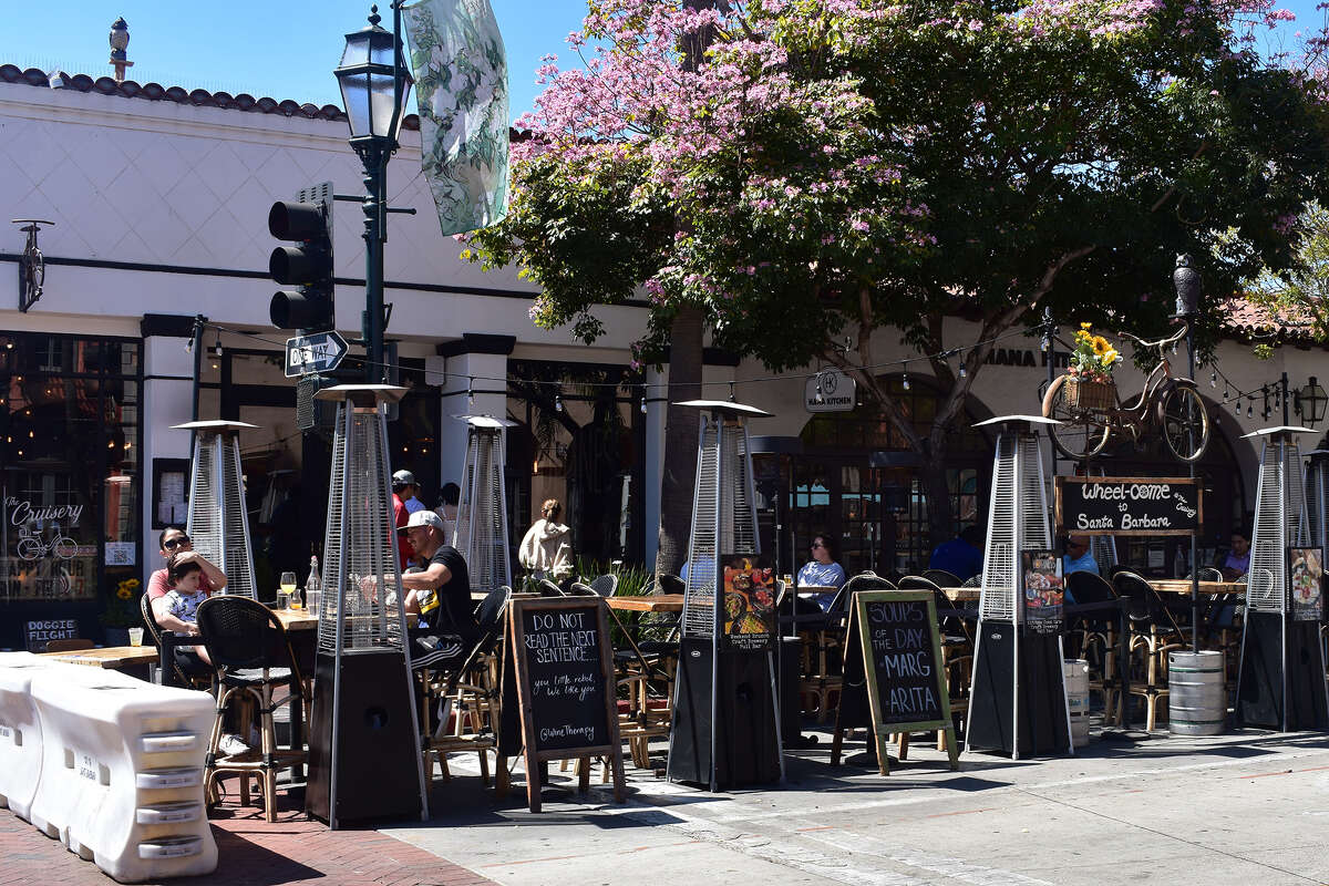 Cenar al aire libre en el medio de la calle se ha convertido en el modo preferido en un radio de 10 cuadras de State Street de Santa Bárbara cerrado al tráfico. 
