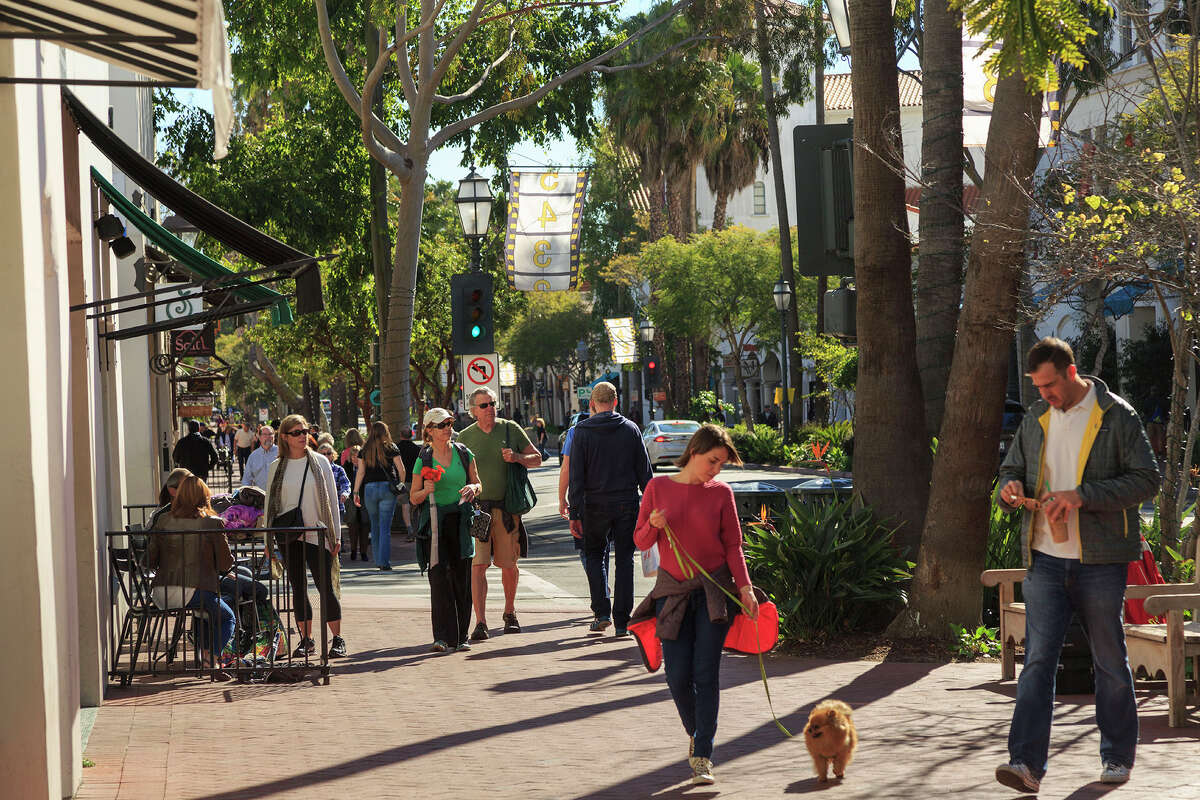 State Street como la disfrutan los peatones en el centro de Santa Bárbara, California.