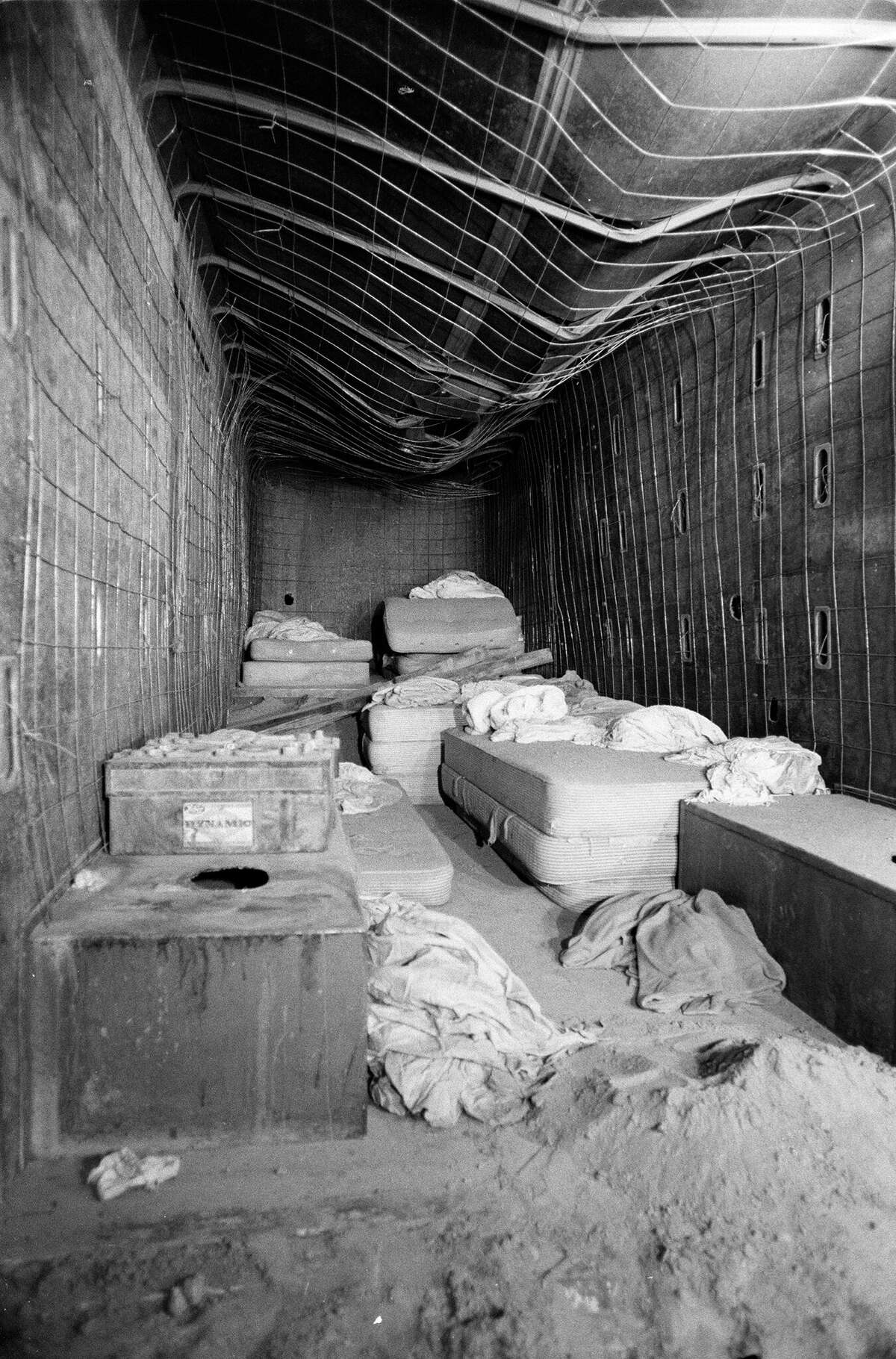 La vista del interior de la camioneta de carga que transportaba a 26 niños y al conductor del autobús escolar Ed Ray, quienes fueron secuestrados en Chowchilla en 1976.