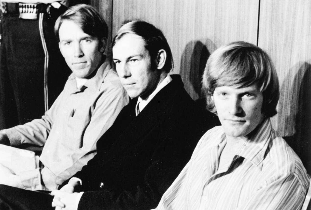 De izquierda a derecha: James Schoenfeld, Frederick Woods y Richard Schoenfeld comparecen ante el tribunal tras ser acusados ​​de secuestrar a 26 niños Chowchilla y al conductor del autobús escolar en 1976.