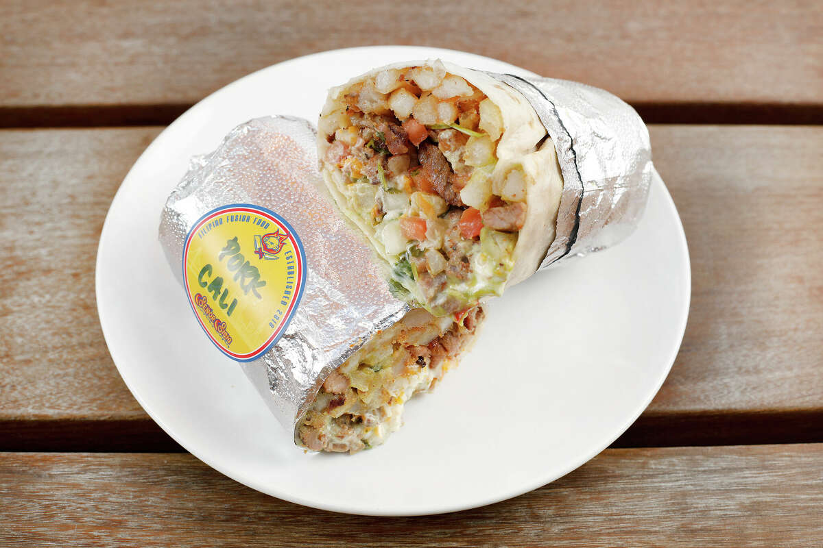 El burrito sisig de California servido en Señor Sisig. Durante la pandemia, el popular negocio de fusión filipino redujo su flota de seis camiones a cuatro a medida que disminuían las multitudes para almorzar en San Francisco. 