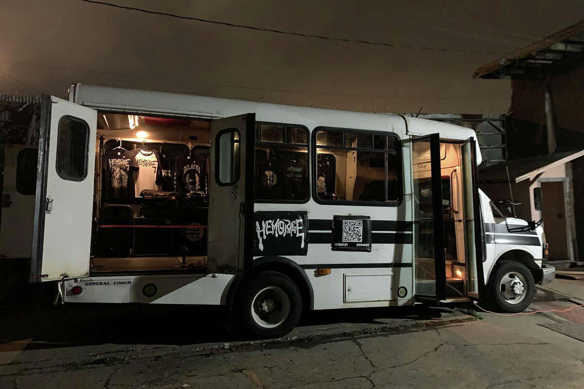 Una vista del autobús convertido de Hemorage que ahora usan como sala de conciertos móvil.