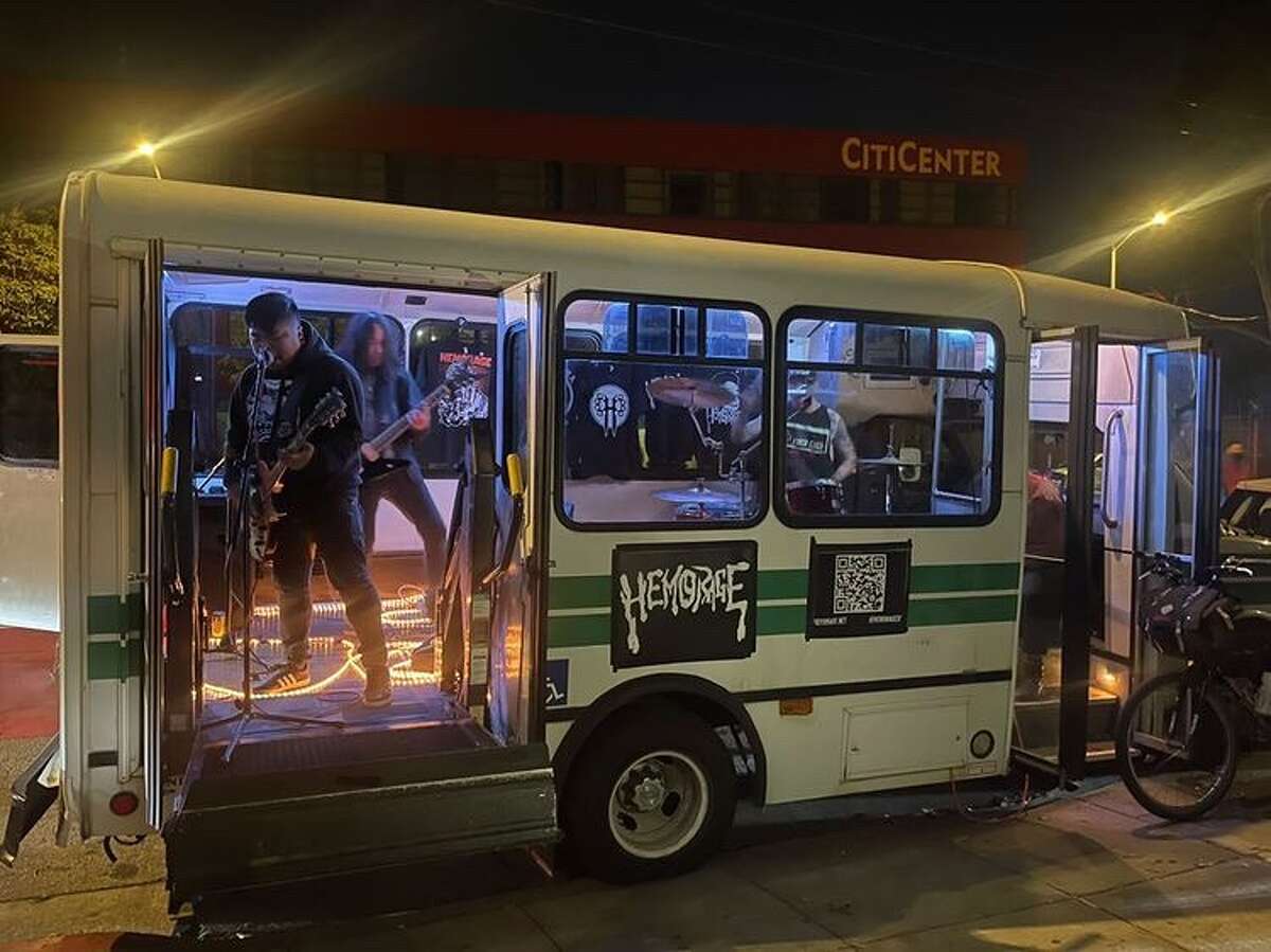 Una actuación reciente del autobús Hemorage cerca de las calles Mission y 13th en San Francisco.