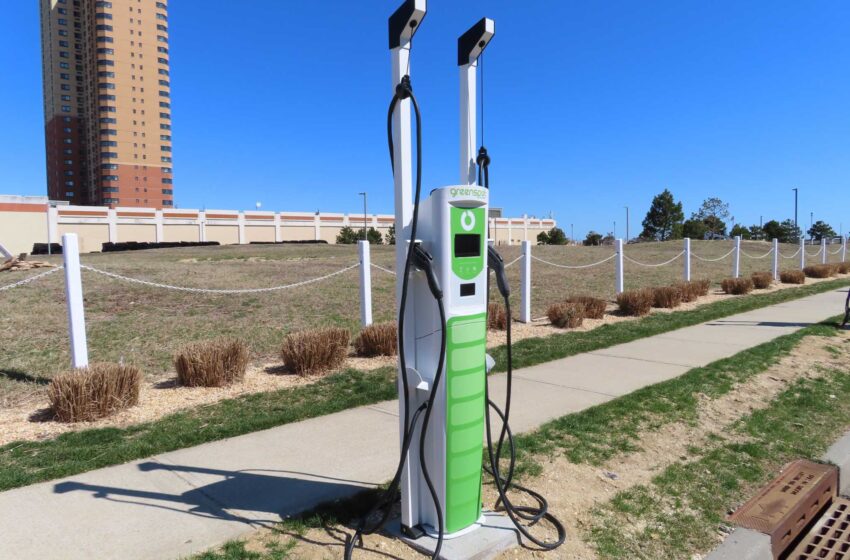  A medida que aumenta el precio de la gasolina, las ciudades añaden estaciones de carga para coches eléctricos