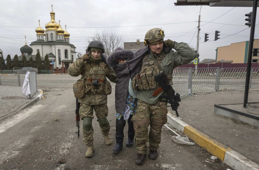  AP PHOTOS: Día 11, muerte en las calles bombardeadas de Ucrania