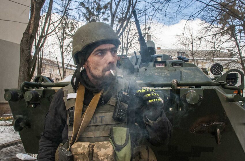  AP PHOTOS: Día 21: El número de víctimas de la guerra de Ucrania se ve en el dibujo, las lágrimas