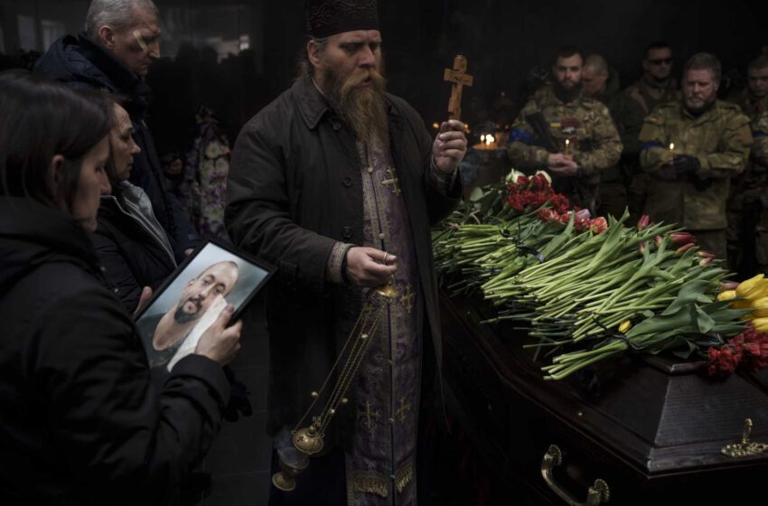 AP PHOTOS: Día 25: Angustia, homenaje a los muertos en Ucrania