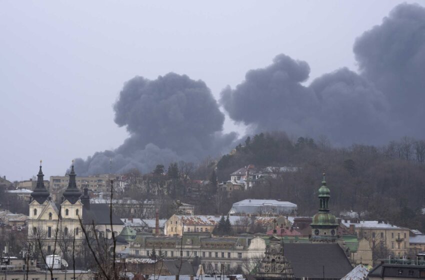  Ataques con cohetes en Lviv, Ucrania, mientras Biden visita Polonia