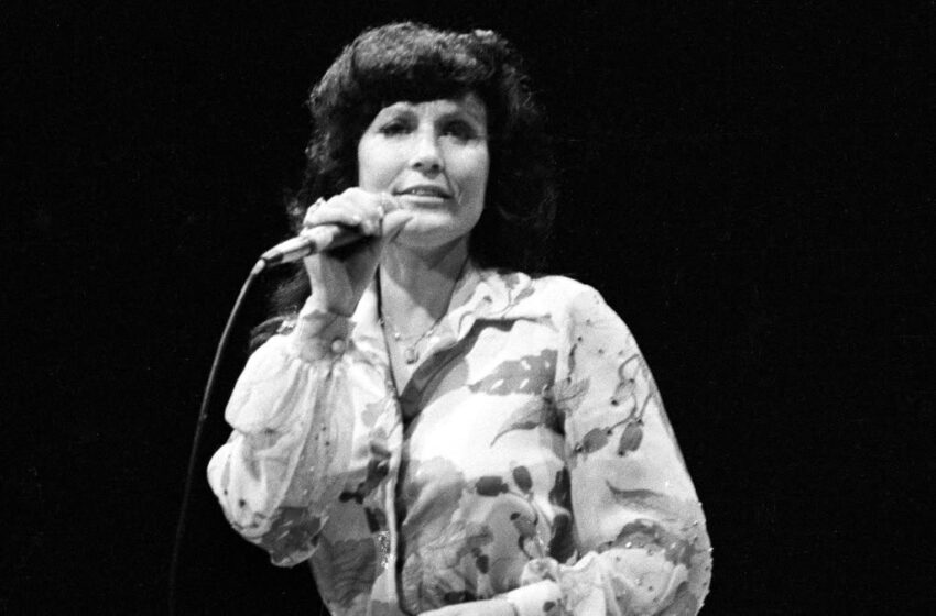  Después de que las emisoras de música country prohibieran ‘The Pill’ de Loretta Lynn, se convirtió en su mayor éxito pop