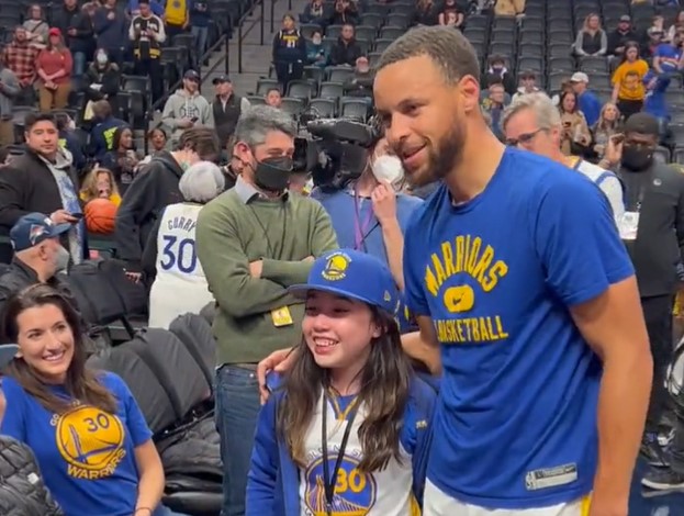  Después de varios intentos, el joven fanático de los Warriors conoce a Steph Curry antes del juego de los Nuggets