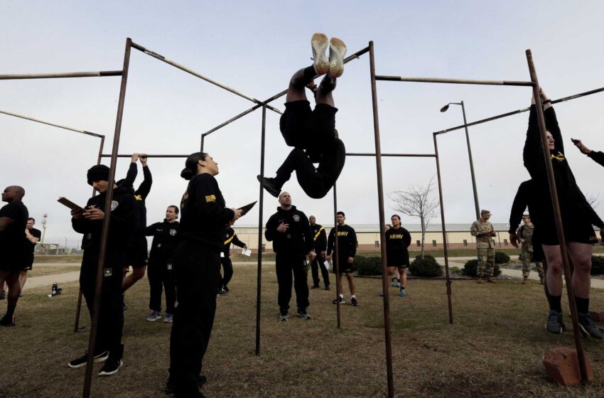  El Ejército suaviza las normas de las pruebas de aptitud física para las mujeres y las tropas de mayor edad