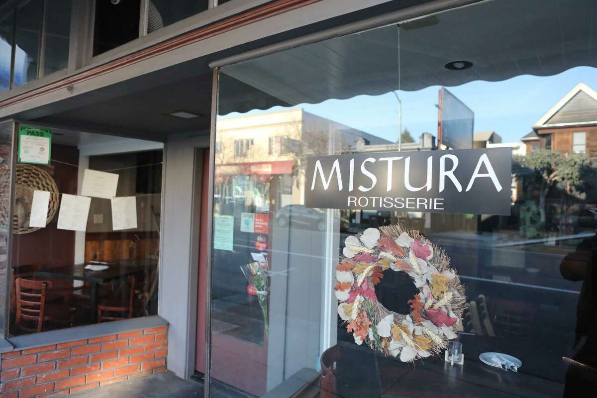 El exterior del restaurante Mistura en Piedmont Avenue en Oakland el 4 de febrero. El dueño del restaurante, Daniel Luna, fue atacado físicamente en un juego de playoffs de los 49ers en Los Ángeles.