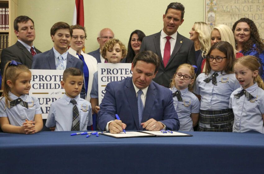  El gobernador de Florida, Ron DeSantis, firma el proyecto de ley ‘Don’t Say Gay’.